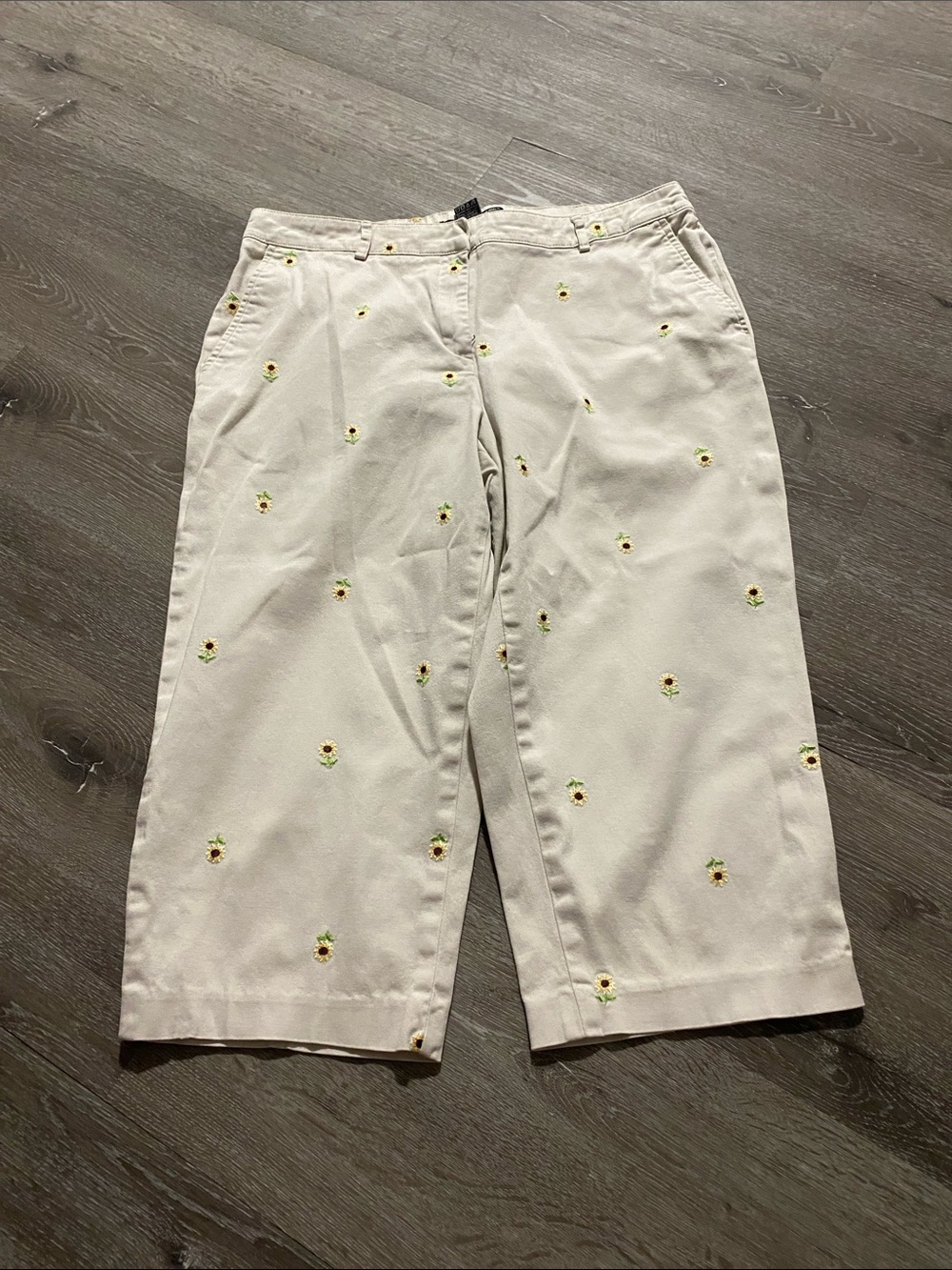 Briggs New York Cream Cropped Pants with Embroidered Sunflowers size 14p